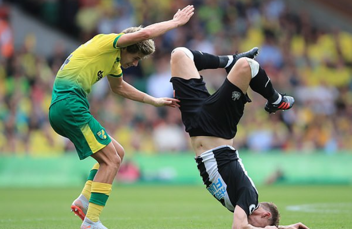 库尔图瓦多少岁加入的亨克俱乐部