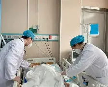 博彩网站导航-肌肉男惨遭酷刑绑在车后备箱挠脚心